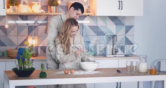 年轻的一对情侣一起在厨房做饭视频的预览图
