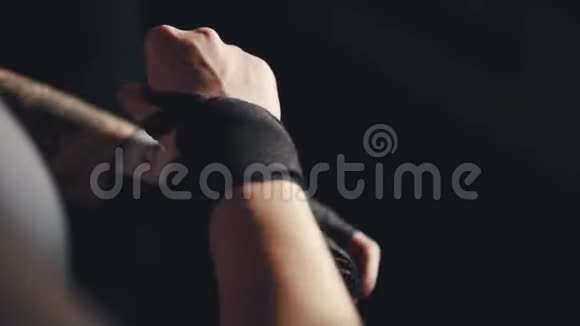 运动员在拳击训练前拔出手腕保护绷带视频的预览图