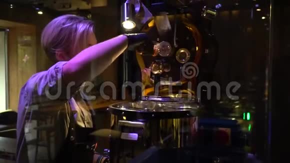 大胡子咖啡师在一台特殊的机器里炸咖啡豆视频的预览图