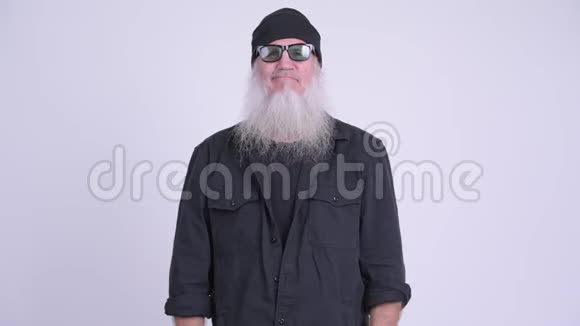 快乐的成熟的长胡子交叉双臂的时髦男人视频的预览图