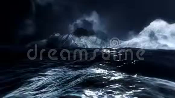 在暴风雨的大海中发现一个岛屿在闪电下视频的预览图
