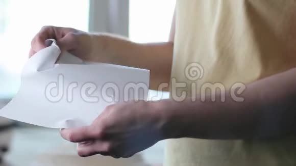 一个人用手揉一张纸视频的预览图