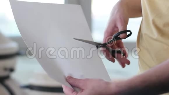 人用剪刀剪纸特写镜头视频的预览图