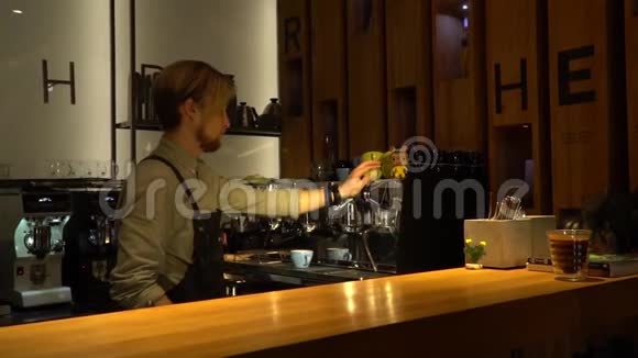 咖啡屋的咖啡师会在咖啡机上偷牛奶慢动作视频的预览图