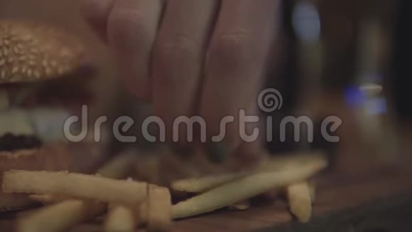 女手采摘快餐炸薯条视频的预览图