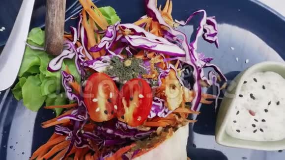 纯素粉卷烤蔬菜卷健康生活方式与可持续性视频的预览图