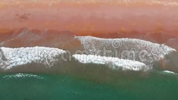 海浪拍打海岸空中视频的预览图