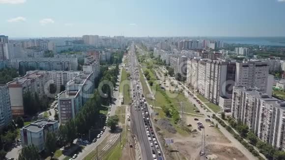 阳光明媚的夏日俄罗斯现代城市交通堵塞的鸟瞰图视频的预览图