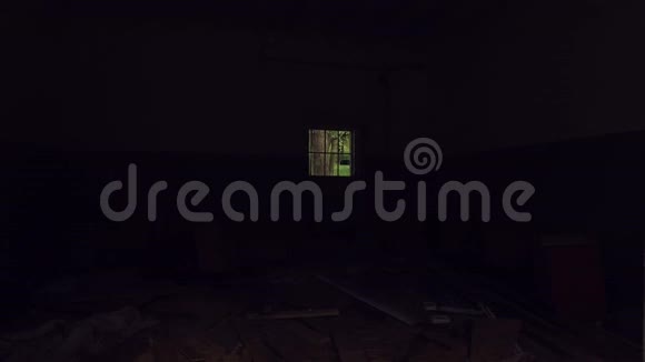 从旧的破窗到黑暗的恐怖房间小窗户框架中心有格子视频的预览图
