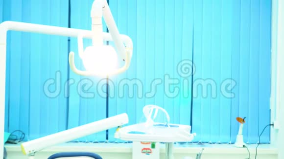 牙科椅等配件用于牙科医生的蓝色医疗灯医学概念现代牙科设备视频的预览图