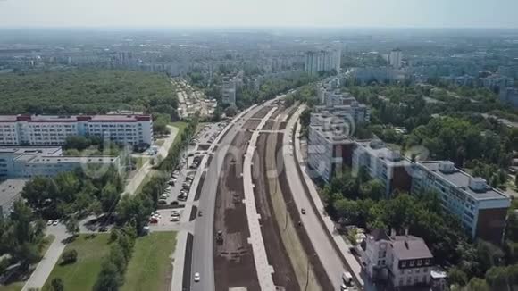 现代城市的无人机飞得很高有宽阔的道路和许多建筑夏日视频的预览图