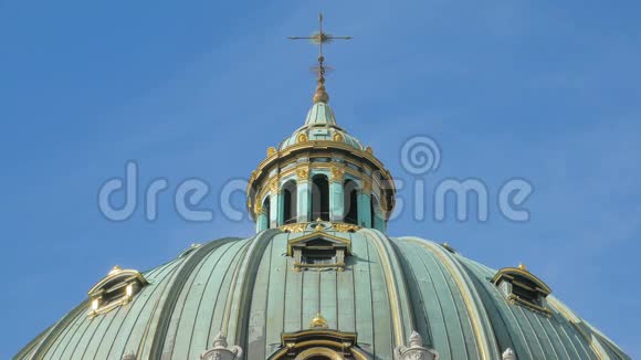 哥本哈根弗雷德里克教堂穹顶的特写镜头背景是晴朗的蓝天视频的预览图