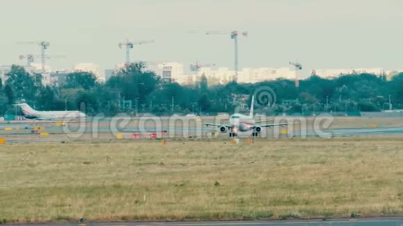 无法辨认的商用飞机从机场起飞视频的预览图
