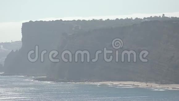 沿海悬崖或悬崖和雾霾视频的预览图