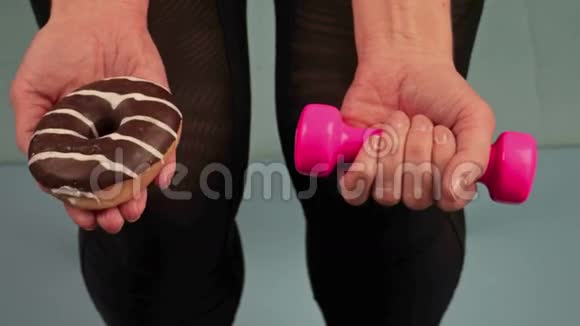 哑铃和甜甜圈减肥概念视频的预览图