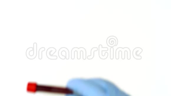 验血的概念双手戴蓝色手套保持医疗管视频的预览图