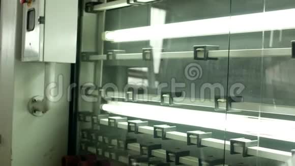 中空玻璃和PVC窗的生产和制造清洁和干燥玻璃来自生产生产线视频的预览图