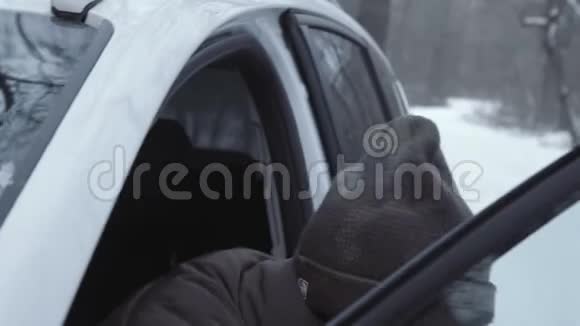 冬季男子启动车视频的预览图