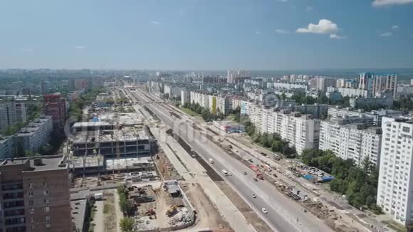 巨大现代化城市的空中全景道路和建筑物的建造夏日阳光明媚的天气视频的预览图