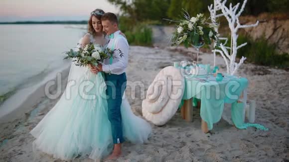 新娘和新郎在海边摆姿势视频的预览图