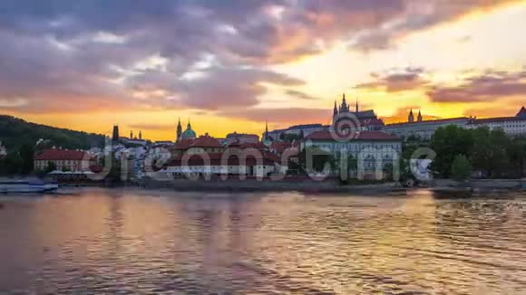 捷克共和国布拉格老城黄昏时分4K视频的预览图