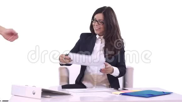 一位女商人坐在办公室的肖像并在员工带来的文件上签名背景为白色视频的预览图