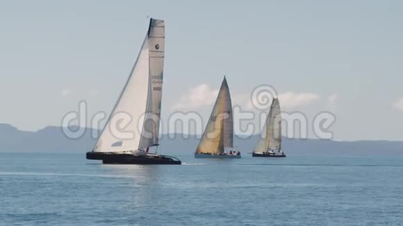 三艘帆船在大海上航行视频的预览图