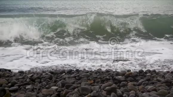 波浪在岩石上破碎缓慢的波浪视频的预览图