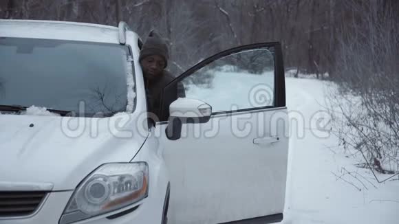 冬季男子启动车视频的预览图