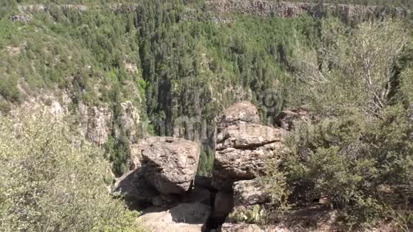 亚利桑那州橡树溪峡谷橡树溪峡谷的开阔视野前景是巨大的岩石视频的预览图