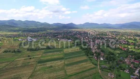 山区位于村庄空中无人机视图4k视频的预览图