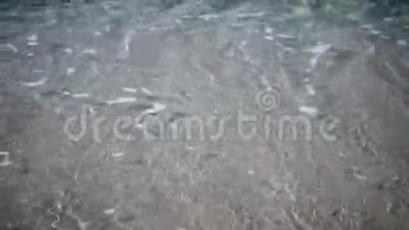 泰国湾海岸海滩上的海浪视频的预览图
