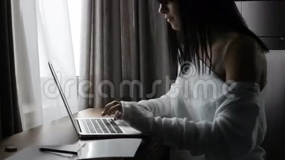 女人在房间里用笔记本电脑视频的预览图