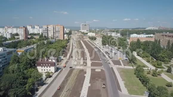 现代城市建筑面积新道路建筑晴天的航拍镜头视频的预览图