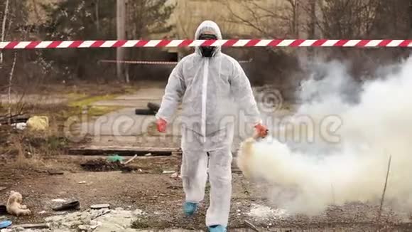 穿着生物危险服装的男人和煤气走在烟雾弥漫的污染区视频的预览图