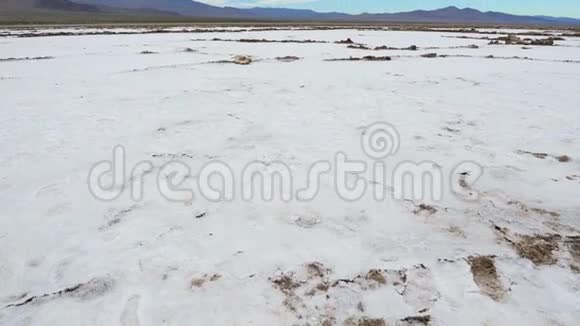 沙漠中的潘盐谷在干涸的大海或湖泊的地方视频的预览图