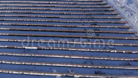 空中景观山上的太阳能电池板西伯利亚阿尔泰俄罗斯2017年冬季视频的预览图