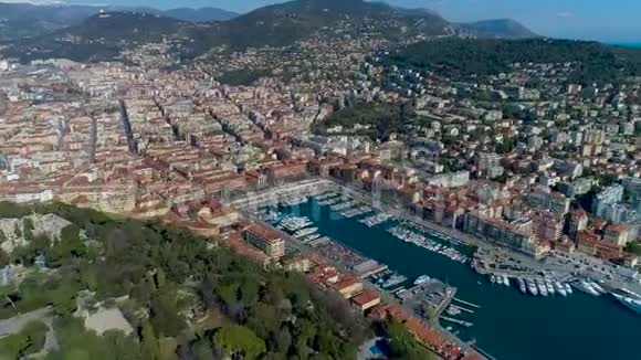 法国尼斯港海上港口及港口与豪华游艇的高空超移视频的预览图