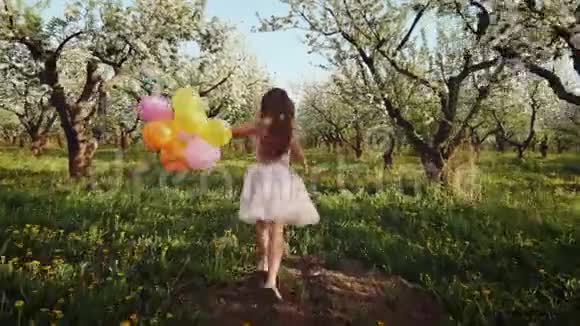 带着气球跑在花园里的快乐女孩视频的预览图