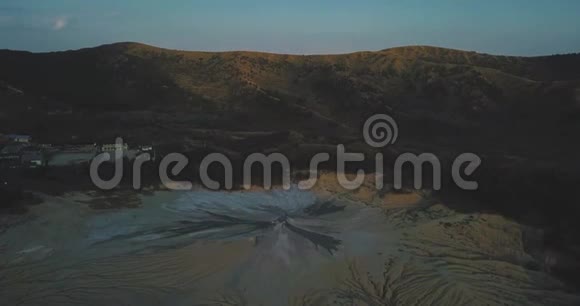 在泥火山和月球景观上向下飞行视频的预览图
