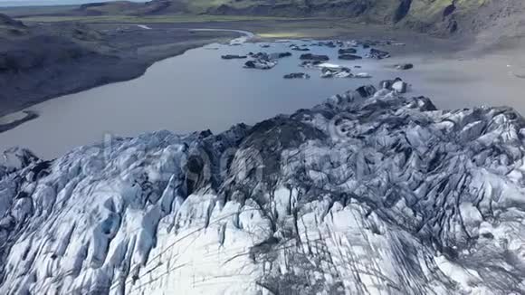 航空无人机高角度观看冰岛融化的Solheimajokull冰川气候变化冰川融化全球变暖视频的预览图