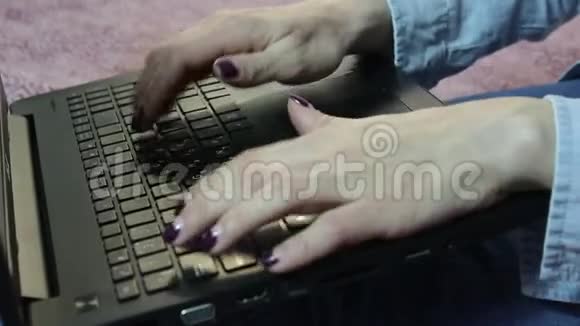 一个年轻商务女性的手在笔记本电脑键盘上打字视频的预览图