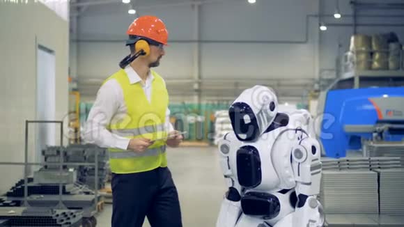工程师在工厂里打开机器人4K视频的预览图