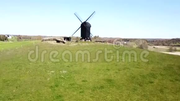 历史悠久的丹麦风车鸟瞰图视频的预览图