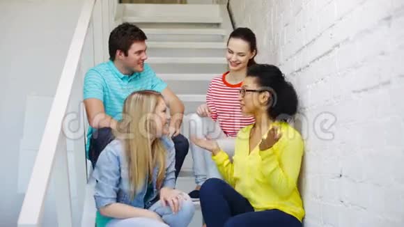 微笑的学生在坐着做五个手势视频的预览图