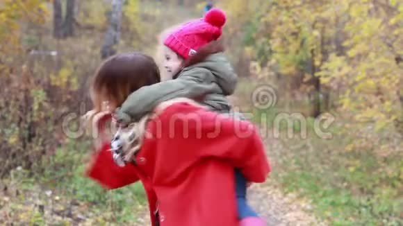 秋天的下午妈妈和小女儿散步快乐视频的预览图