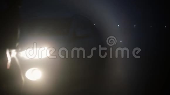 抽象观点女人晚上上了车模糊的雾蒙蒙的博克高速公路背景拍摄神秘冒险视频的预览图