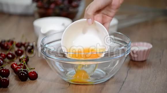 鸡蛋糖碗里的烹饪原料准备好混合面团了视频的预览图