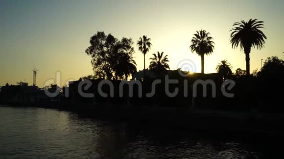 海滨度假小镇在夕阳的余晖下视频的预览图
