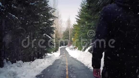 在降雪时人在路上行走视频的预览图